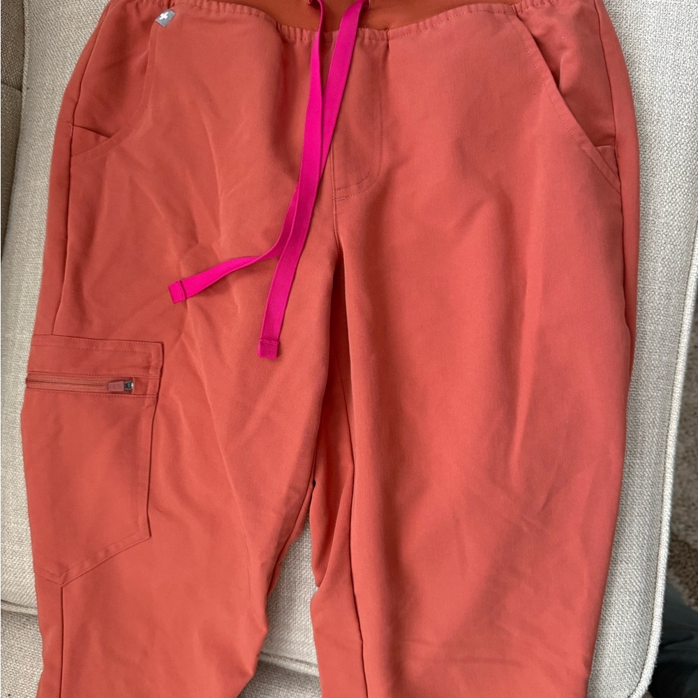Figs Women's Zamora joggers XS in Terracotta color